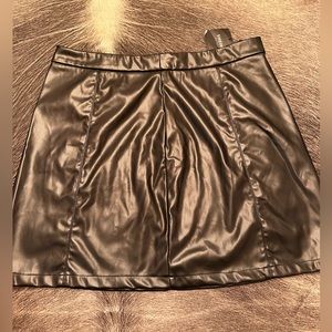 Black faux leather skirt 0X - fits 16/18 NWT